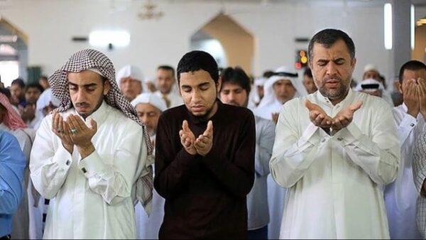 Perlukah Jamaah Mengangkat Tangan Serta Mengaminkan Doa Qunut Imam