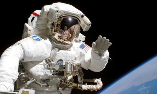 Baju Astronot untuk Terbang ke Bulan