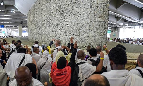 Tata Cara Haji Berikutnya: Melontar Jumrah Hingga Tawaf Wada