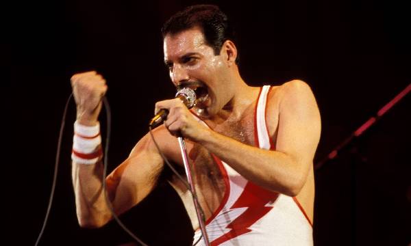Freddie Mercury (Nama Asli: Farrokh Bulsara)