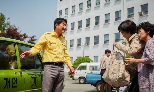 Mengenal Film A Taxi Driver yang Hadirkan Kisah Mencekam Pergolakan Gwangju