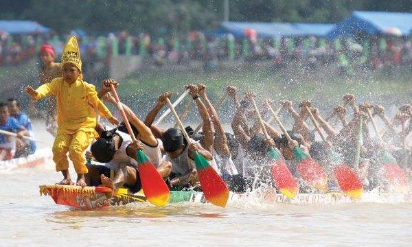 Pacu Jalur Adalah Olahraga Tradisional di Air