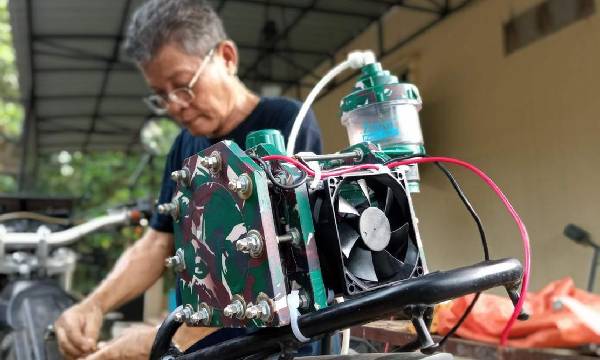 Penemu Teknik Mesin Berbahan Bakar Air dari Indonesia