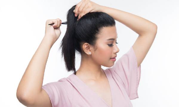 Ponytail tinggi mengekspos leher menciptakan tampilan panjang