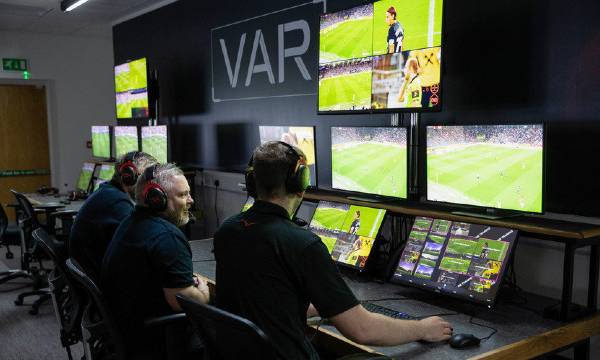Teknologi VAR dalam sepak bola